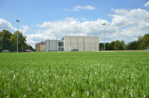 Boisko sportowe z trawy syntetycznej oraz bieżnia poliuretanowa, Czerwińsk nad Wisłą 2015r.